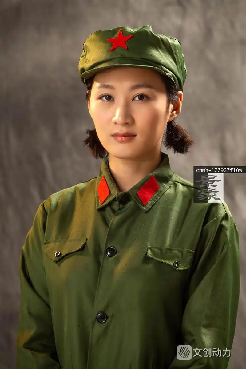 青年女人的军装形象