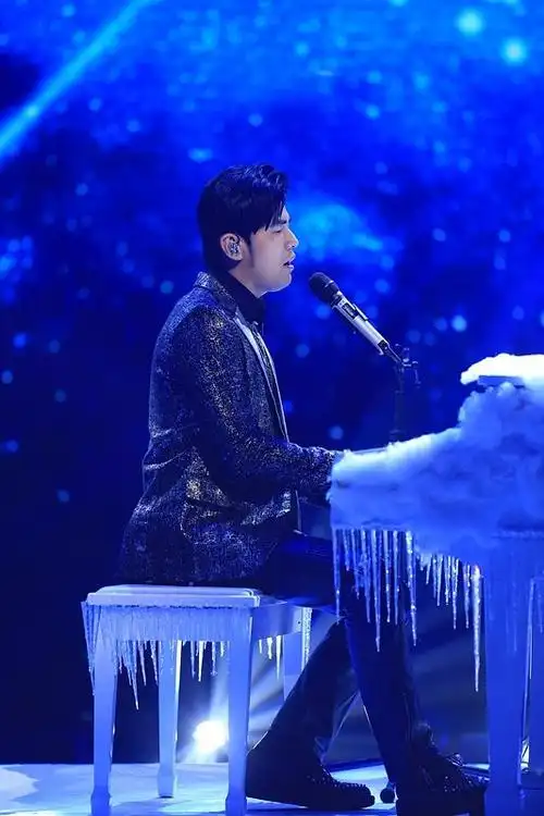 新晋导师兼新晋爸爸周杰伦第三个登台,身穿亮色西装演唱了那英的新歌