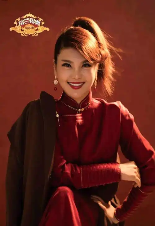 她的出道,与另一位蒙古族女歌手乌兰托娅有着密切的关系.