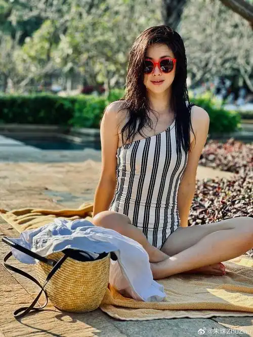 朱珠身材好棒啊海边泳装太是那个味儿了
