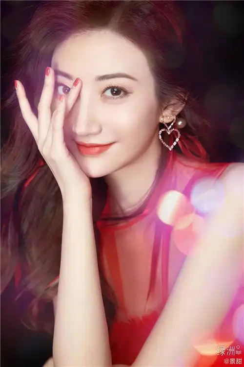 景甜晒美照庆祝32岁的生日身穿红裙对镜甜笑