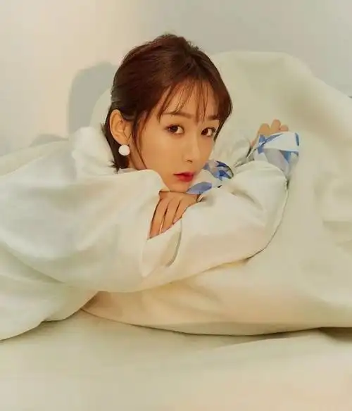 短发的杨紫尤其钟爱半扎发,低调发色为基础,让简单的短发能有低调的