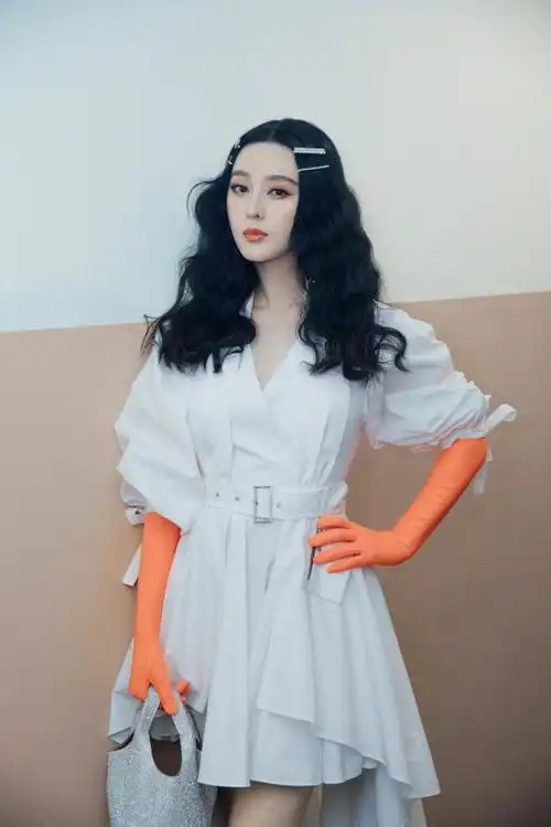 42岁范冰冰穿搭新花样,蛋卷头发型加洗碗手套,真是不可思议