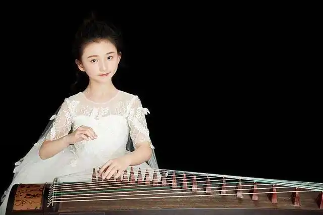 赞美小女孩弹古筝的话