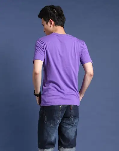 青紫色时尚印字短袖t恤