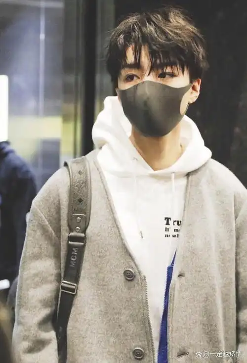 换季不忘时髦,王俊凯温柔而又不失帅气,戴着口罩也藏不住魅力