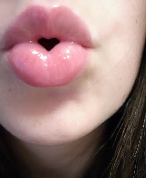 求一张 嘟嘴唇 口型是心形的图片的原图