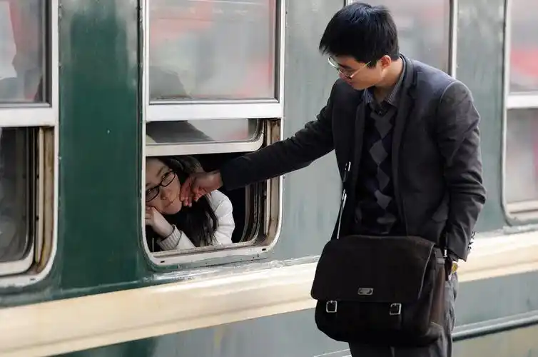 挥手致别火车的图片男朋友送女朋友,挥手致别火车离去