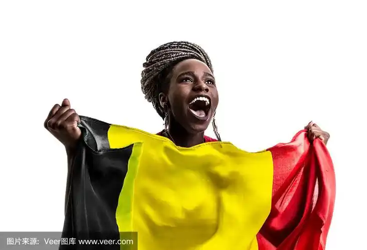 比利时黑人球迷举着国旗