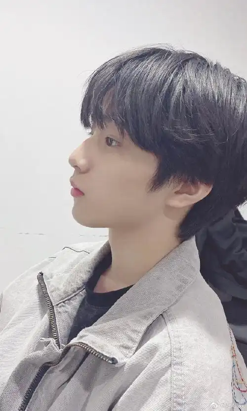 刘耀文超绝侧颜鲨yyds完美的面部线条 精致的侧脸,令人无法拒绝的心动