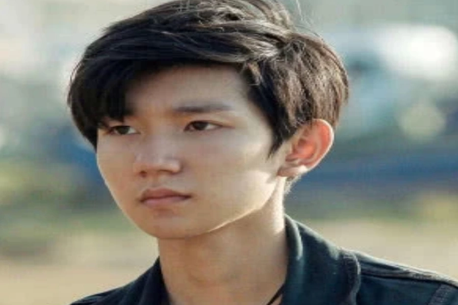 王源拍戏素颜出镜,脸上痘印清晰可见,网友:果真不能离开美颜!