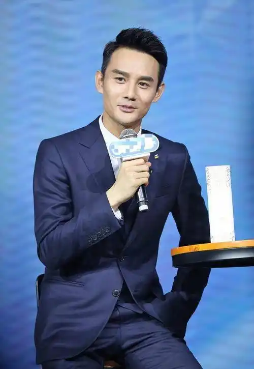 胡歌学历,王凯学历,靳东学历差距明显,就他被网友吐槽没文化_老干部