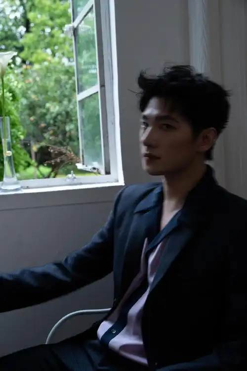 谁懂杨洋拿手杖的含金量##杨洋西装手杖造型