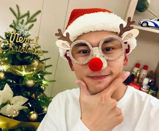 张哲瀚之前在社交平台也有晒出过自己的素颜照,照片中能看见他即使在