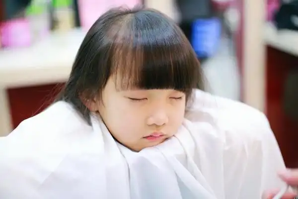 【萌宝发型秀】萌妹子必备齐刘海!全程跟拍女儿剪头发