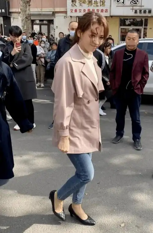 路人在街头拍刘涛真不一样,穿牛仔裤是五五身材,而且o型腿走路