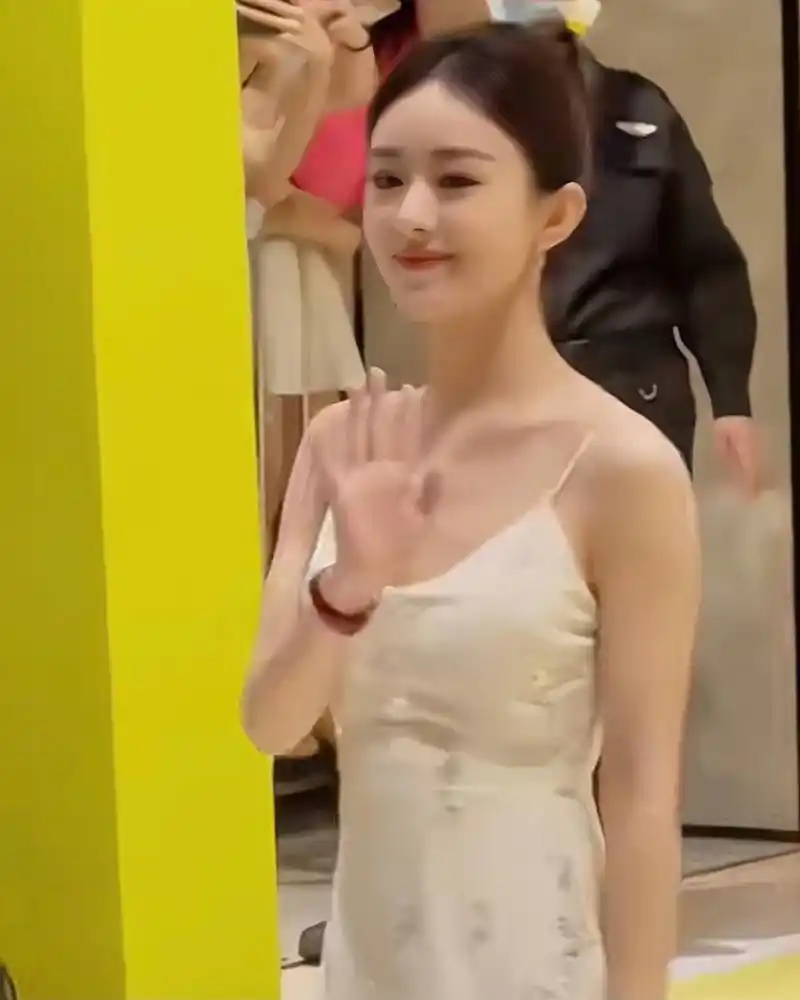 赵丽颖白色刺绣吊带裙造型真的好美啊,气质非常优雅,精修图和生图一样