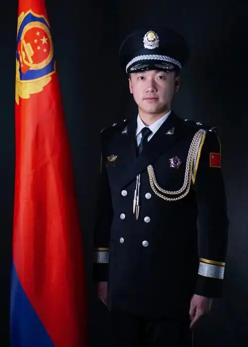 也是使命身上的警服既是万家灯火的安全守护也是夜以继日的无悔担当