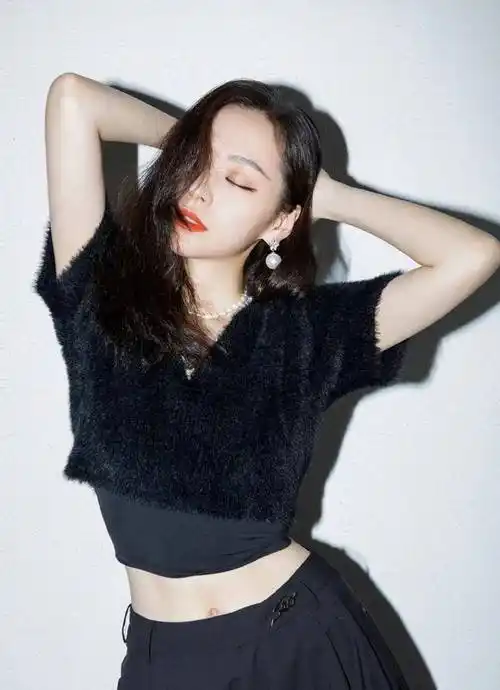 张靓颖这次好低调,身穿灰色毛呢大衣素颜现身机场,状态太好了_女生