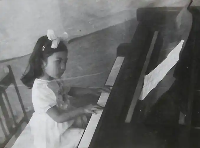 小时候孙怡对电子琴和钢琴有着浓厚的兴趣,之后更是考取了等级证.