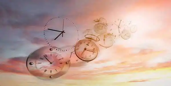 时光飞逝毛笔字时钟在明亮的天空.时光飞逝照片