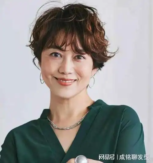时尚不分年龄中年女性也适合的独特发型让你散发迷人光彩