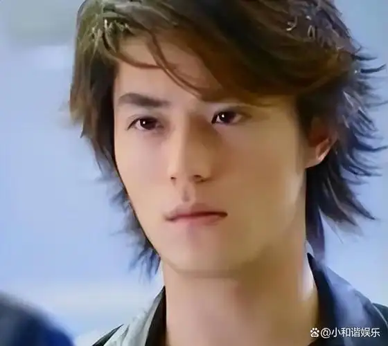 霍建华年轻时的剑眉星目,确实展现出了非凡的才华.