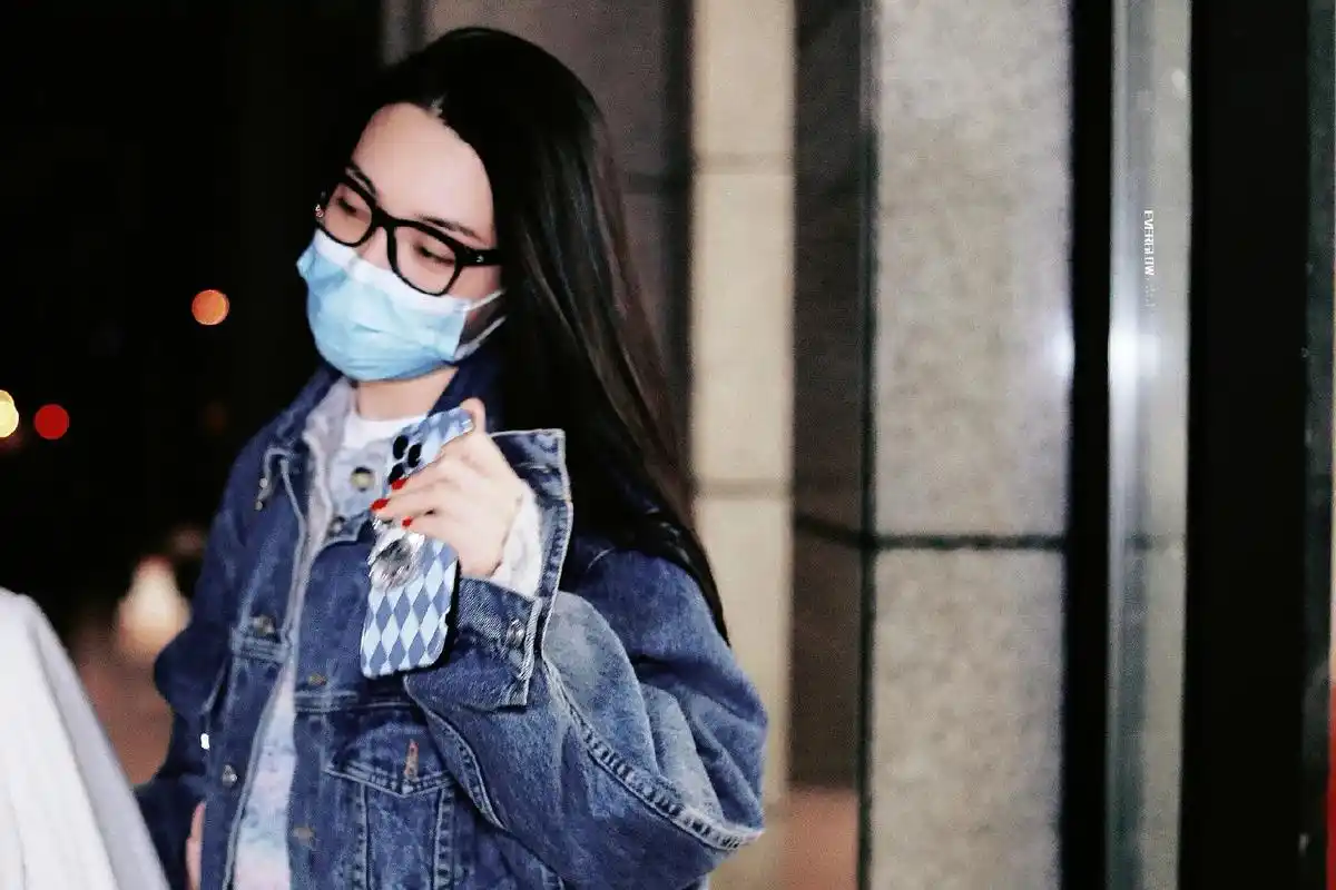 戴萌 "风吹幡动 是风动 还是幡动 风未动 幡亦未动 是我 - 抖音