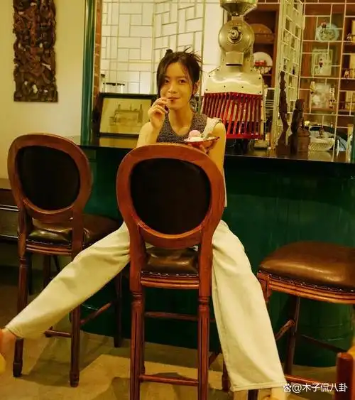 照片中,年轻演员李庚希身穿一条迷人的短裙,与好友们一起抽烟,看起来