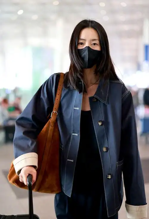超模刘雯机场街拍,一身简约穿搭酷帅飒爽,私服穿搭走的依旧是帅气中性