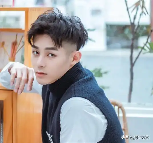 等高考结束了,男生就去剪这3款潮流发型,阳光又帅气