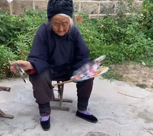 102岁网红小脚奶奶:健步如飞整天调皮捣蛋,80岁儿媳追不上她