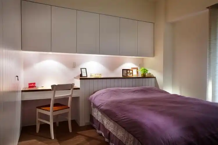 简约装修卧室床头吊柜设计现代风格小卧室吊柜设计温馨宜家原木风玄关