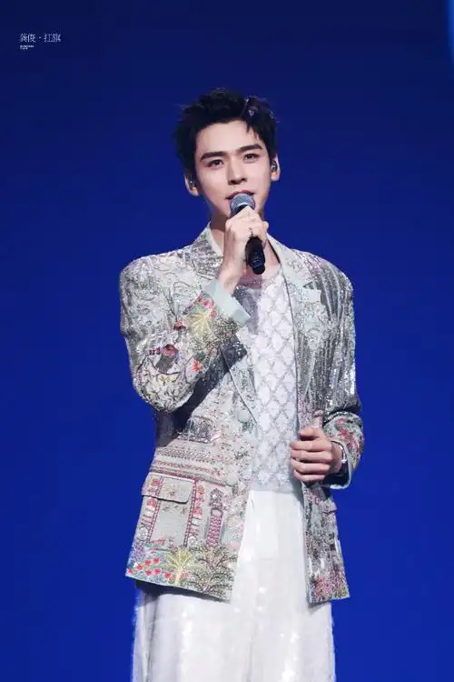 龚俊东方卫视跨年晚会##龚俊 新装的四肢