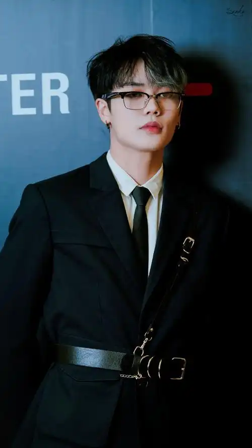 林彦俊黑色束腰西装