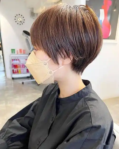 还有半盖耳的立体短发,比较饱满有型,对头型具有很好的修饰效果,后脖