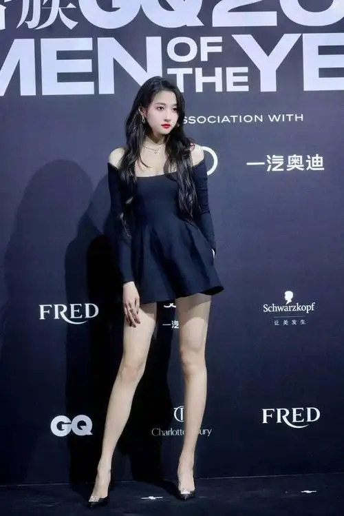 关晓彤穿搭新风尚优雅二分裙搭高跟鞋展现大气气质