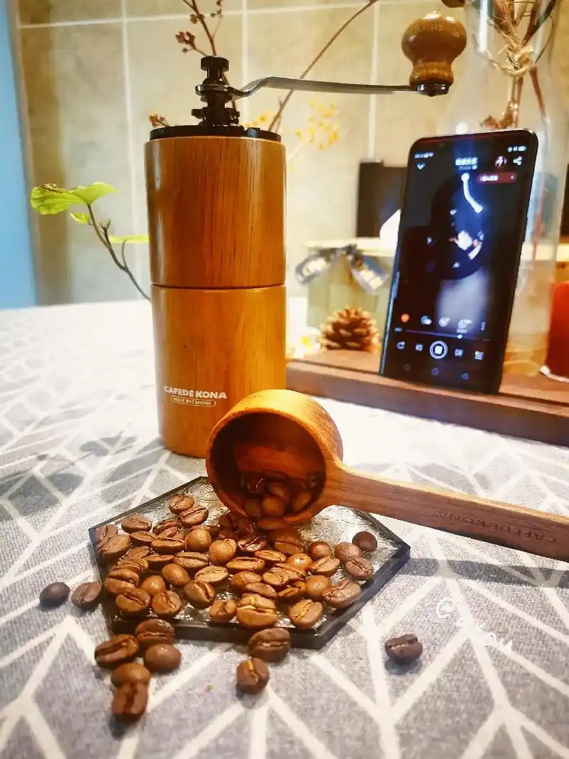 抖音图文来了 每日手磨豆唤醒 氤氲的咖啡雾气里捕捉快乐 仪 - 抖音