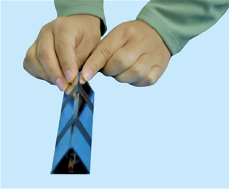 第二步:将镜片按一片压一片方式组合成三棱镜.