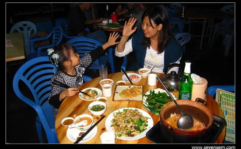 街边大排档宵夜,吃潮州沙锅粥.今晚住东莞会展国际酒店8 8真有型nov.