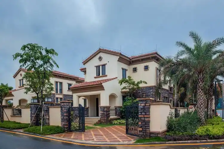 庭院独栋3房别墅:内楼梯,三房一厅(全双床),一楼套房客厅自动麻将机