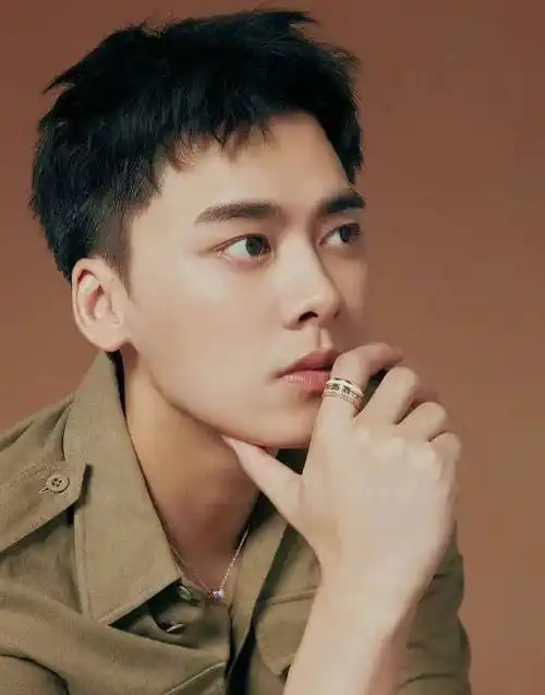 男明星太适合"短鬓角":肖战李现干净帅气,王俊凯少年感十足_发型_感觉