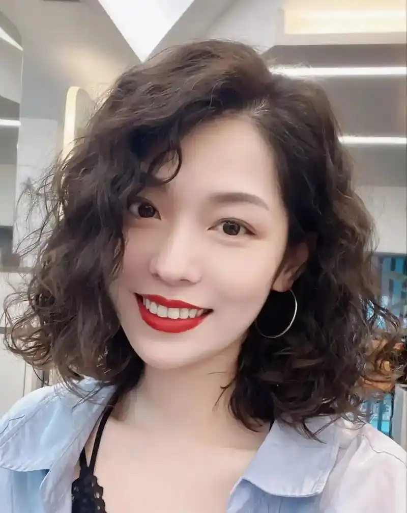 陆涛工作室 复古风法式卷发,中短发女生这样 - 抖音