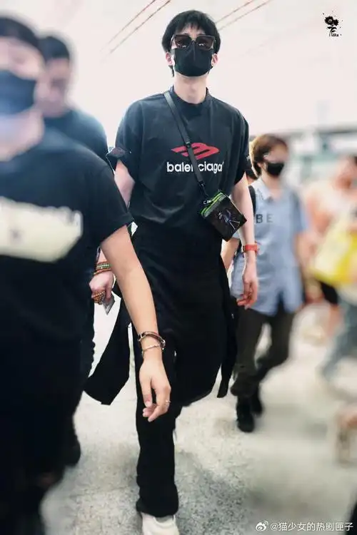 刘宇宁今日份机场路透! 宁哥这个身材真是绝了!宽肩长腿细腰.