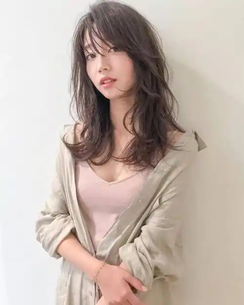 来卷烫成这种效果,绝对会让人惊艳今天和仙女姐姐们分享了这几款发型