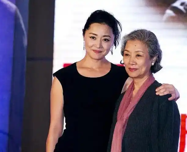 回顾吕中嫁给小学同学一对儿女是国人骄傲如今81岁仍活跃荧屏