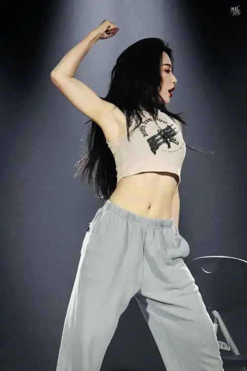 超新星官宣图戴萌的腹肌我真的狠可以