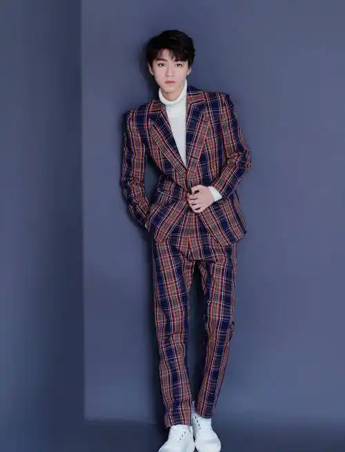 20岁的王俊凯越来越帅了,一身白色西装优雅又时尚,有贵族王子的眼光