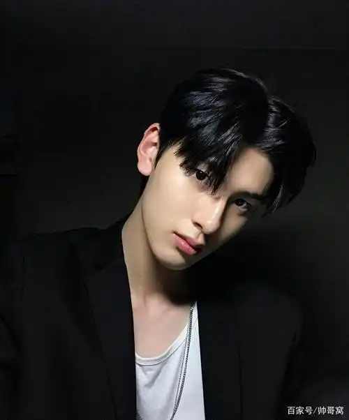 "韩式"中分发型,带给人一种酷酷的感觉.