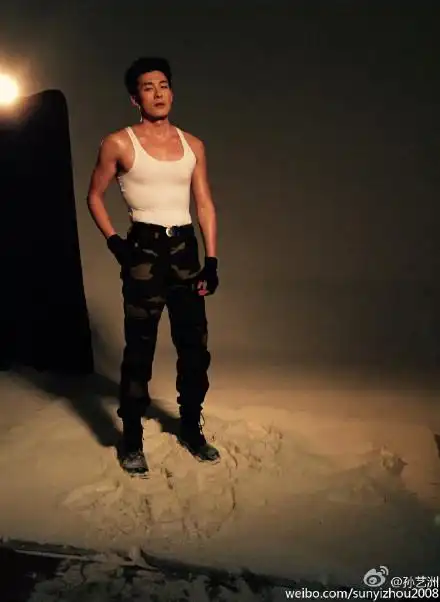 孙艺洲健身晒照胸肌呼之欲出 调皮问罩杯